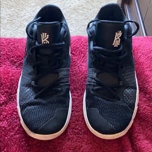 Boys Kyrie Irving Basketball shoes size 6.5